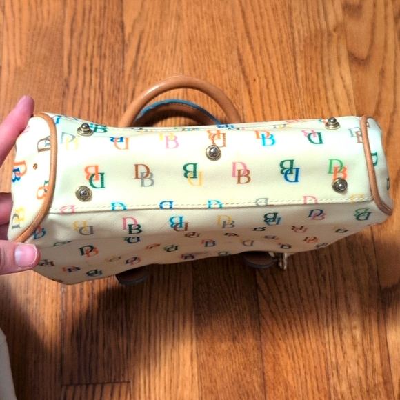 Dooney & Bourke - White Handbag It Girl Collection With Rainbow & Heart Zipper - Picture 3 of 8